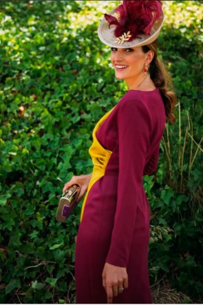 La blogger miss cavalier con el vestido corto de invitada en colores mostaza y frambuesa montevideo de apparentia