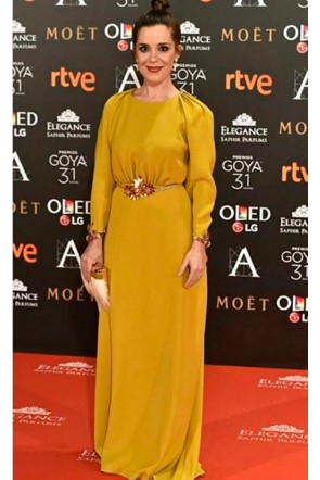 la actriz nuria gago con vestido largo mostaza de escote en espalda de la firma apparentia en los premios goya 2017