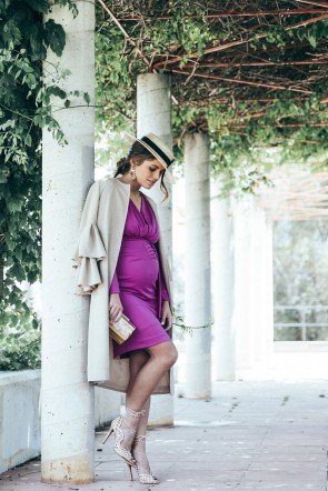 la blogger jessi chanes de seamsforadesire con vestido frambuesa anemona abrigo teerral y clutch apparentia