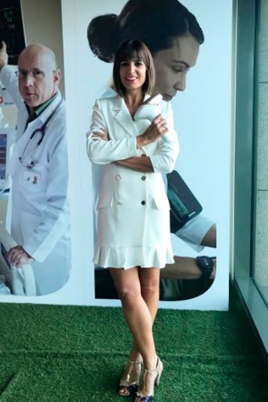 la periodista cristina mitre presentacion de elle con vestido esmoquin blanco de apparentia