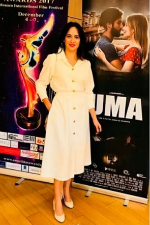 actriz ana turpin con vestido midi camisero blanco de apparentia en el festival de cine de mocao
