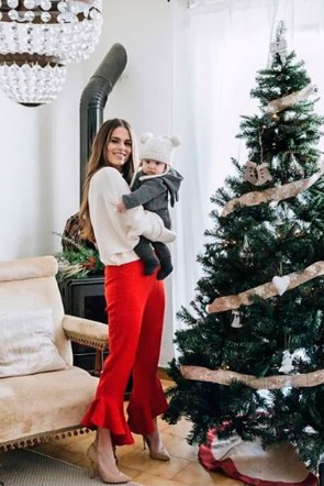 la blogger jessie chanes de seams for desire con pantalon rojo rubi de apparentia felicitando la navidad