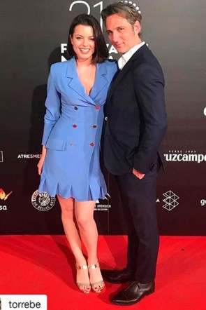 la actriz adriana torrebejano con vestido esmoquin azul kassia de apparentia en el festival de cine de malaga con el actor ernesto alterio