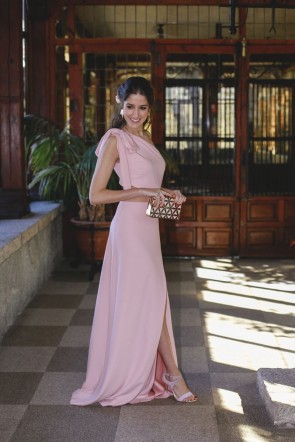 sanda majada invitada perfecta con vestido largo rosa con abertura de apparentia look invitada de boda