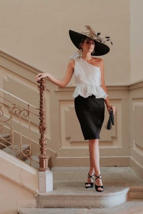 miss cavallier con vestido blanco y negro asimetrico con plumetti de apparentia para invitadas