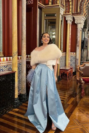 Ilenia Vallejo con top asimétrico con lazada Layton y falda Arcadia de Apparentia Collection