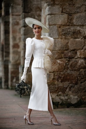 Invitada perfecta con vestido de piqué blanco Lisov para novia civil, mamá de comunión o bautizo, invitada fiesta, evento, compra online