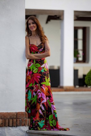 La influencer Sandra, Invitada Perfecta con el vestido largo estampado flores Jennifer