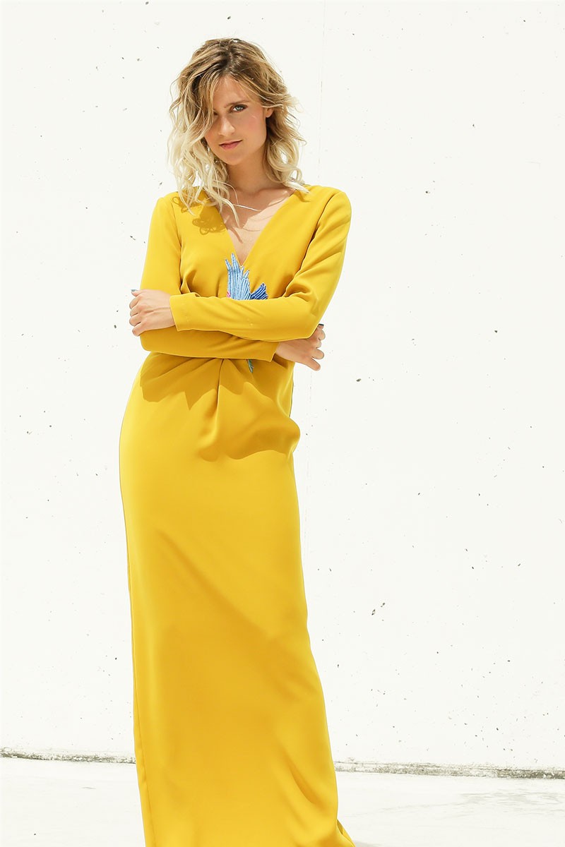 comprar online vestido de fiesta largo amarillo mostaza drapeado con pajaro bordado para invitadas bodas eventos de apparentia collection otono invierno