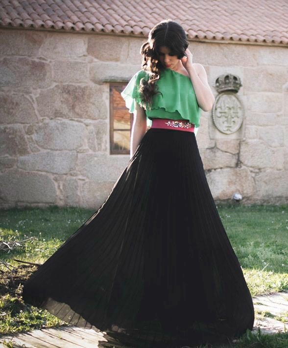 Conjunto boda top verde y falda plisada larga negra