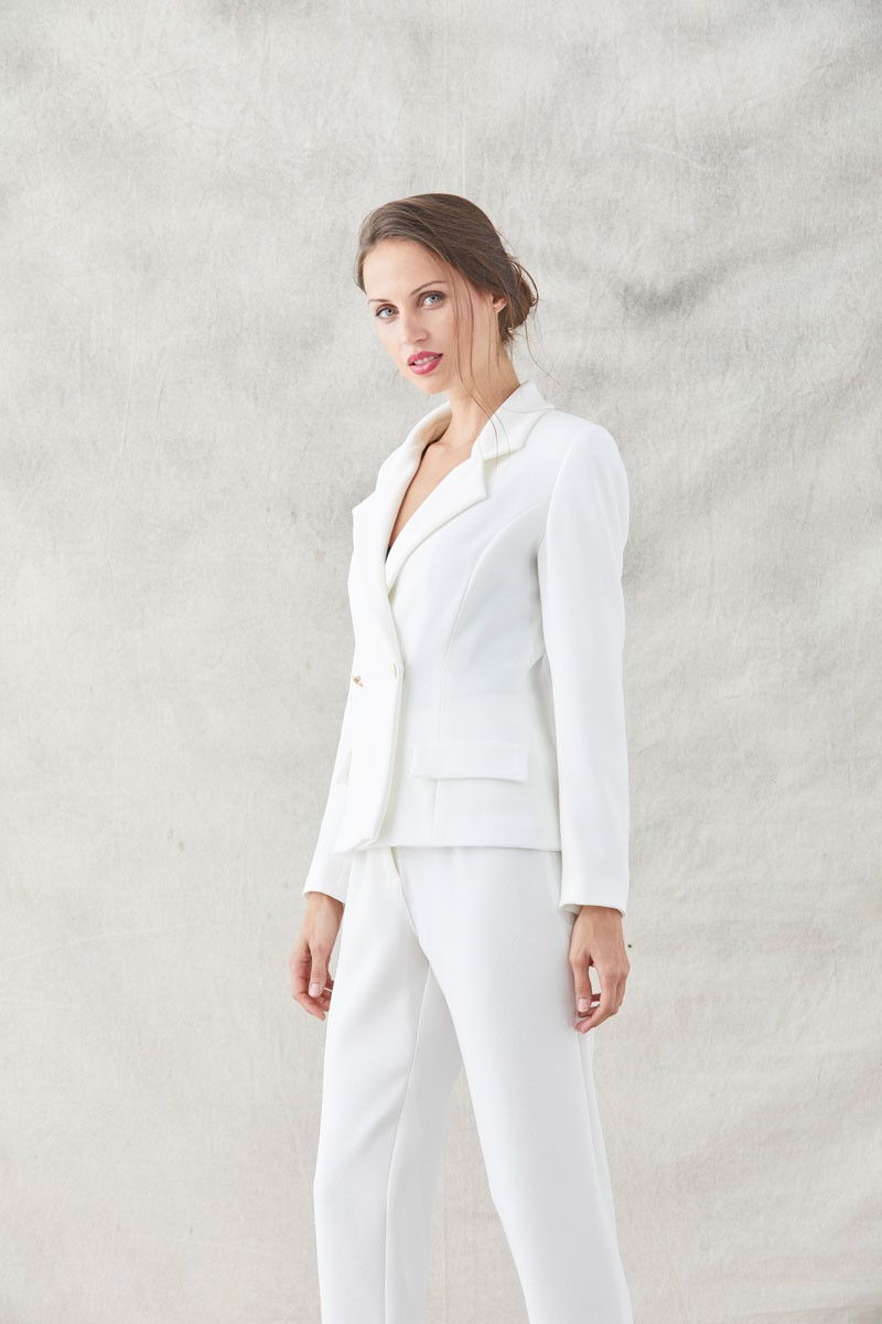 traje de vestir blanco para invitadas de boda con bordados de caballitos de mar chaqueta y pantalon para eventos