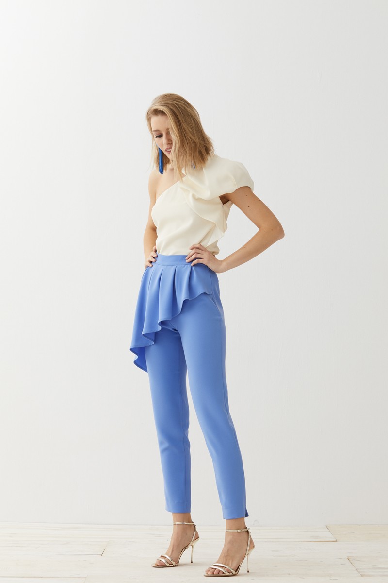 comprar online pantalon pitillo azul con peplum y top blanco asimetrico hombro abullonado
