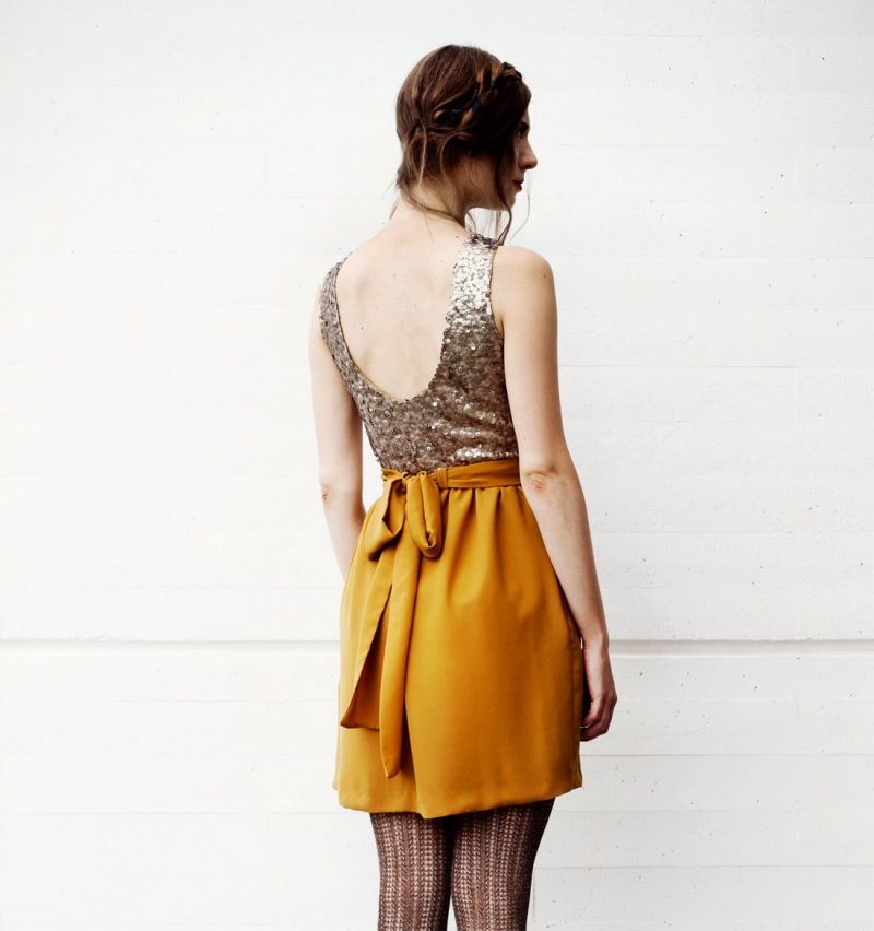 vestido corto nochevieja con top de lentejuelas doradas y falda de gasa escote en la esplada de arimoka online