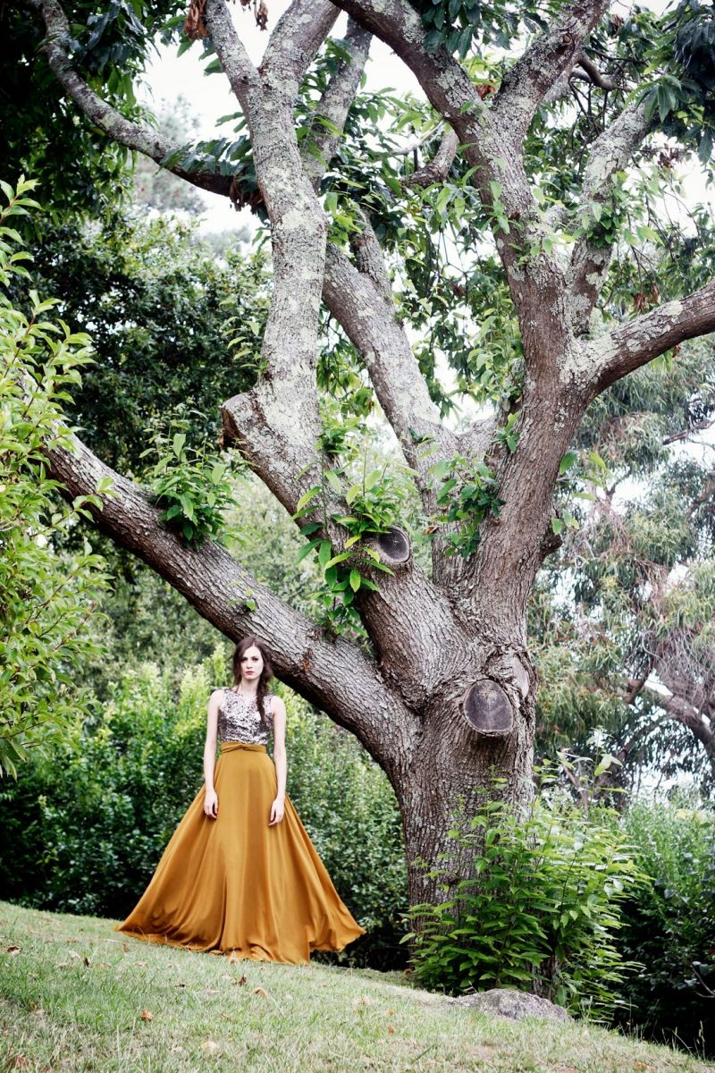 vestido largo para nochevieja con lentejuelas dorado y falda mostaza de arimoka online