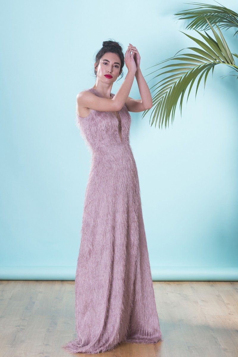 comprar online Vestido  largo de fiesta de flecos color rosa empolvado nude con lurex para invitada a boda de noche