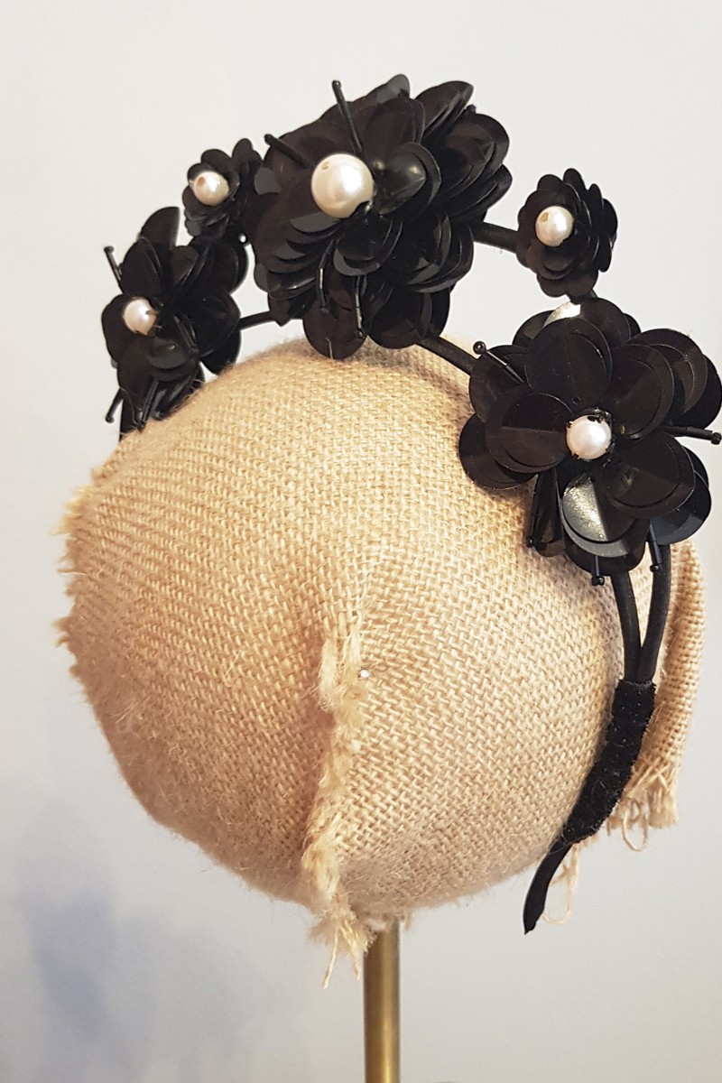 comprar online Diadema corona de flores negras de lentejuelas en 3D para invitada a boda, fiesta, evento confeccionada por Lola Sevares para Apparentia
