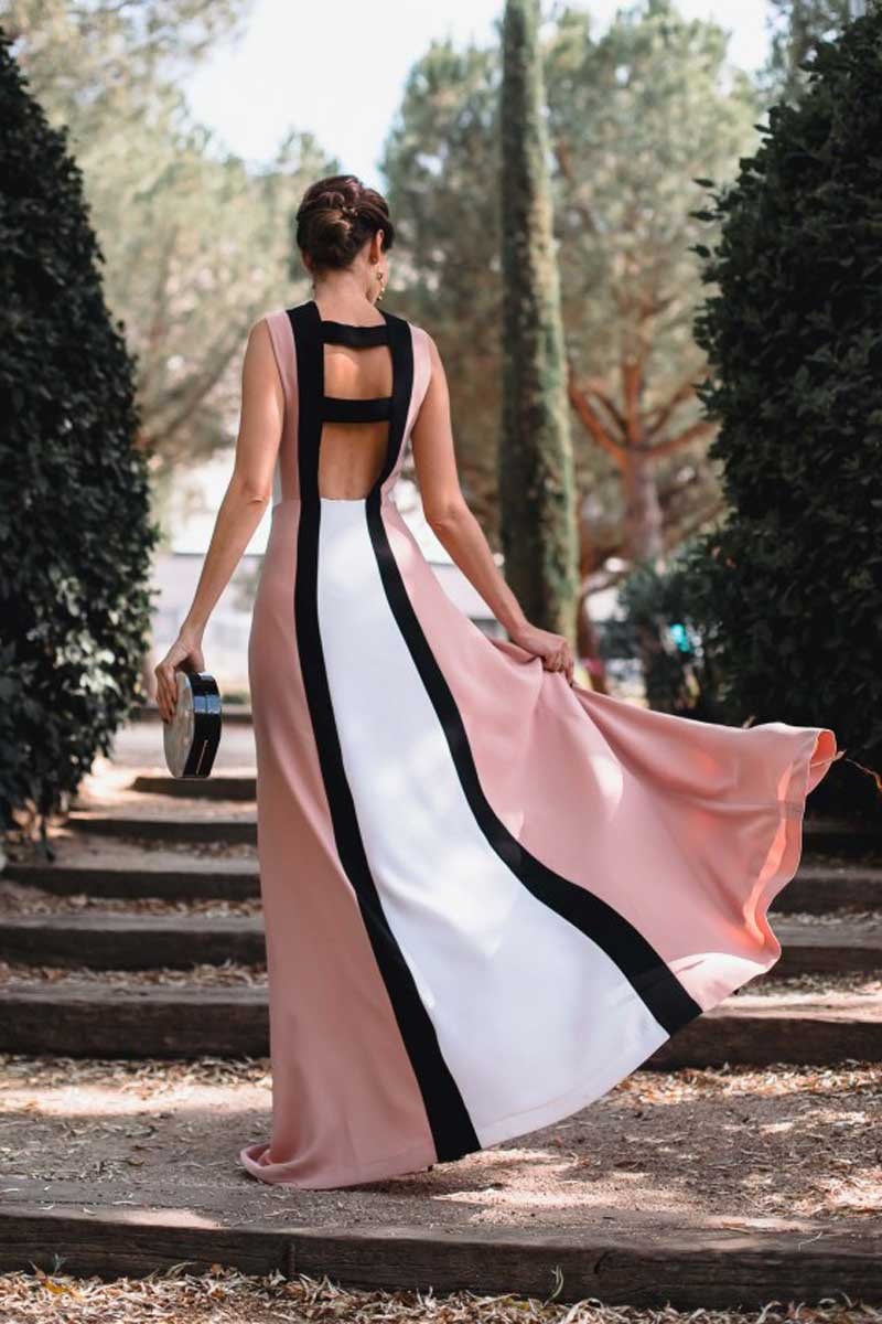 sandra majada invitada perfecta con vestrido tricolor rosa blanco negro con tiras en espalda y abertura en falda de apparentia