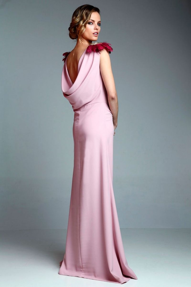 vestido largo de fiesta rosa palo con escote drapeado y hombrerras  doradas y plumas de apparentia collection online
