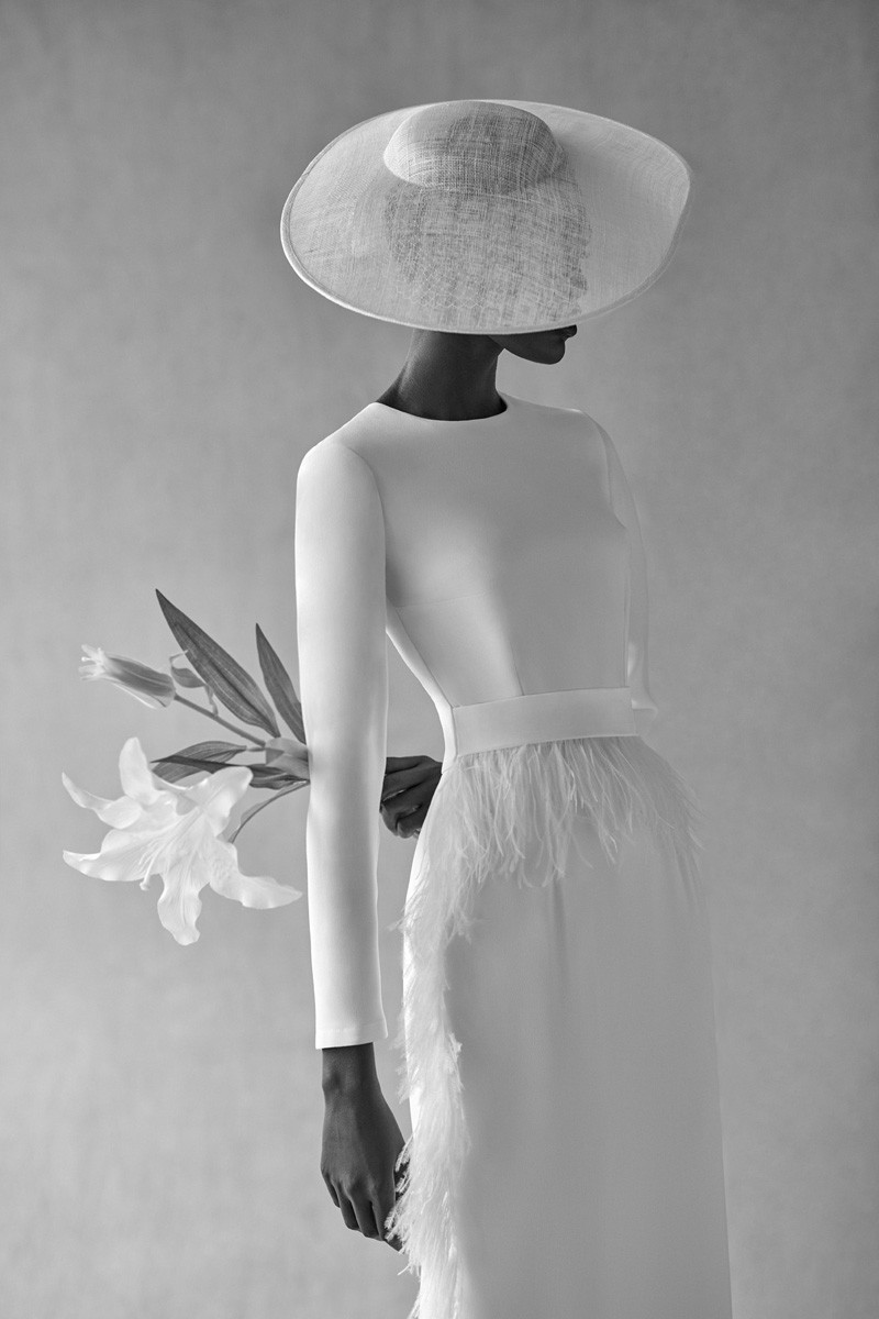 Vestido de novia sencillo de largo midi pluma blanco  boda civil de apparentia