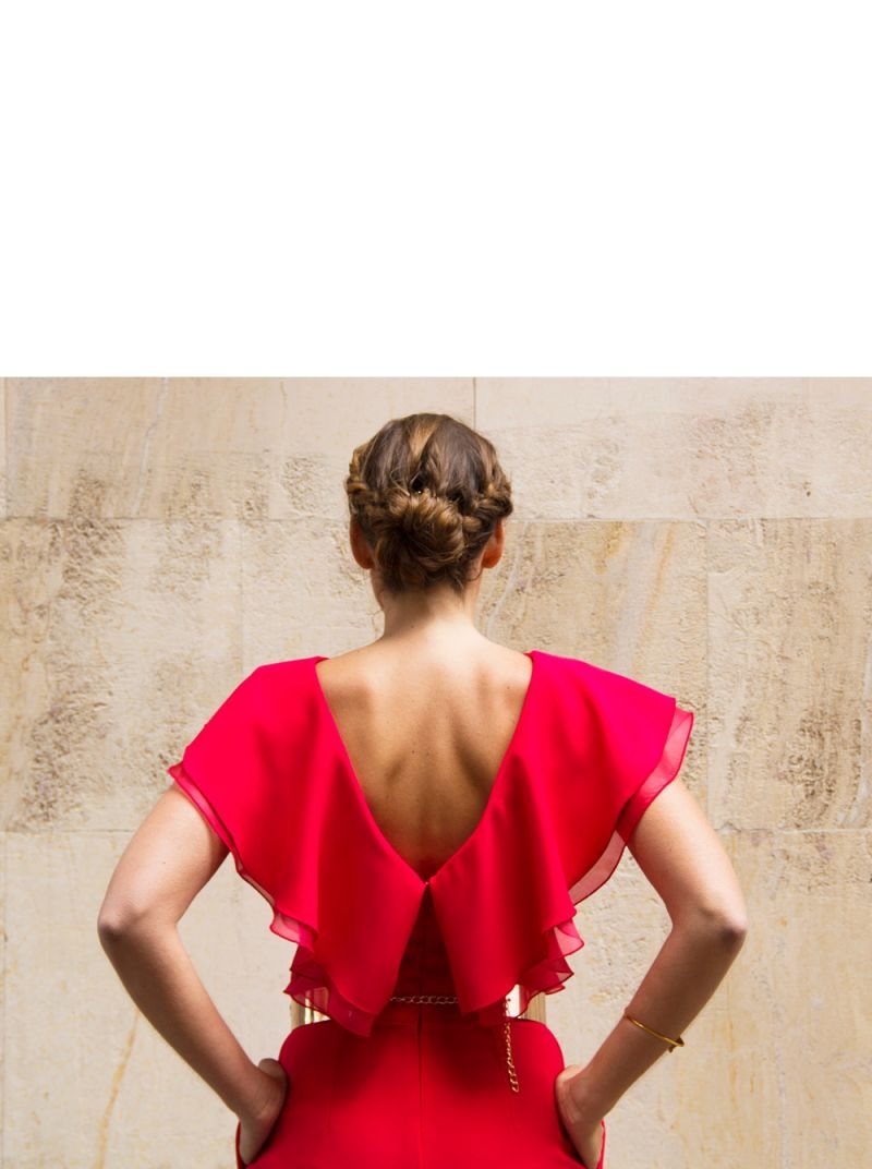 mono de volantes rojo con escote en pico en la espalda de apparentia collection