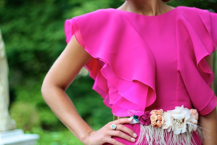 cinturon dorado de flores y plumas para invitada de boda evento bautizo y fiesta de apparentia