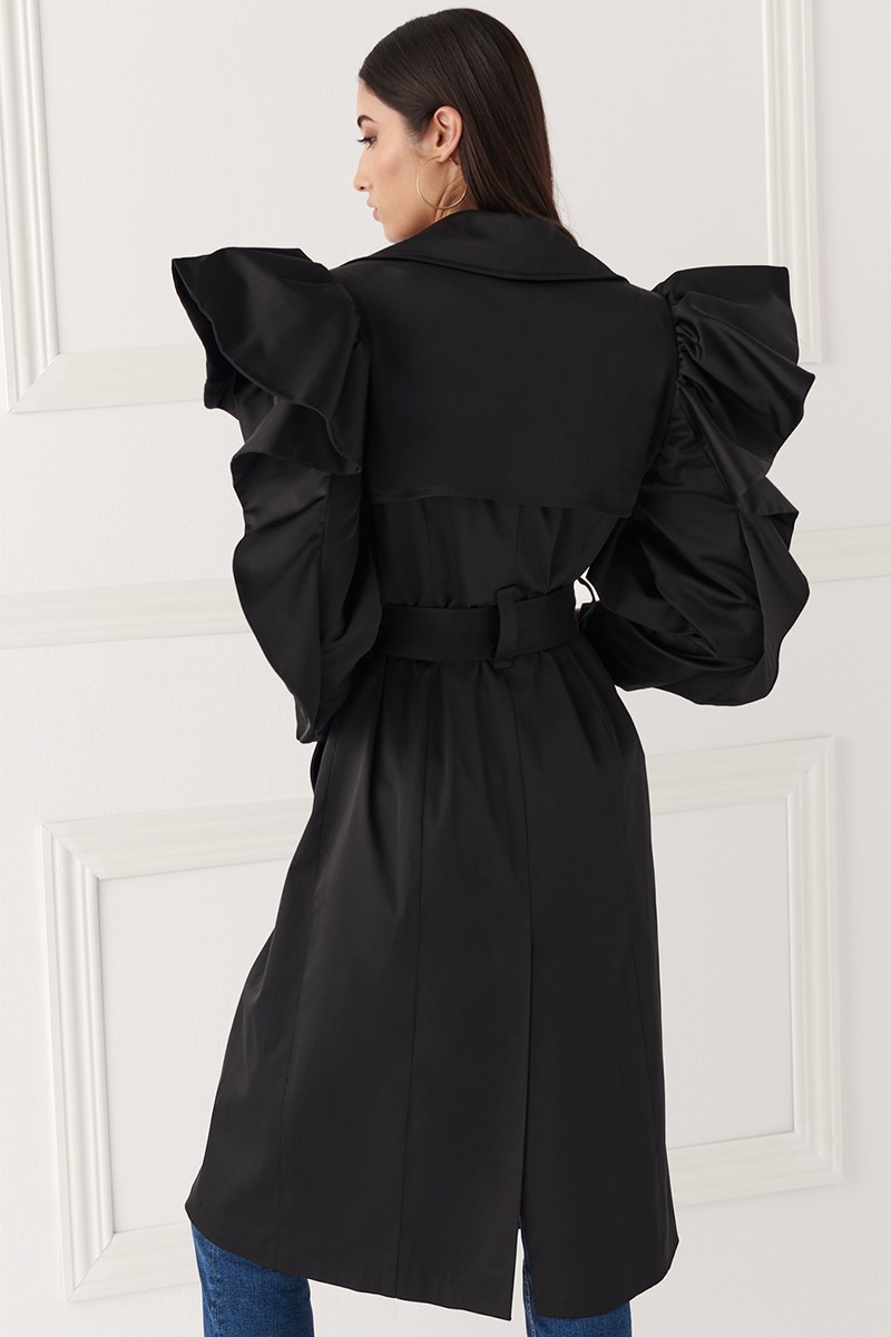 gabardina color negro  con volante en hombro y manga para otono invierno  para invitadas boda fiesta