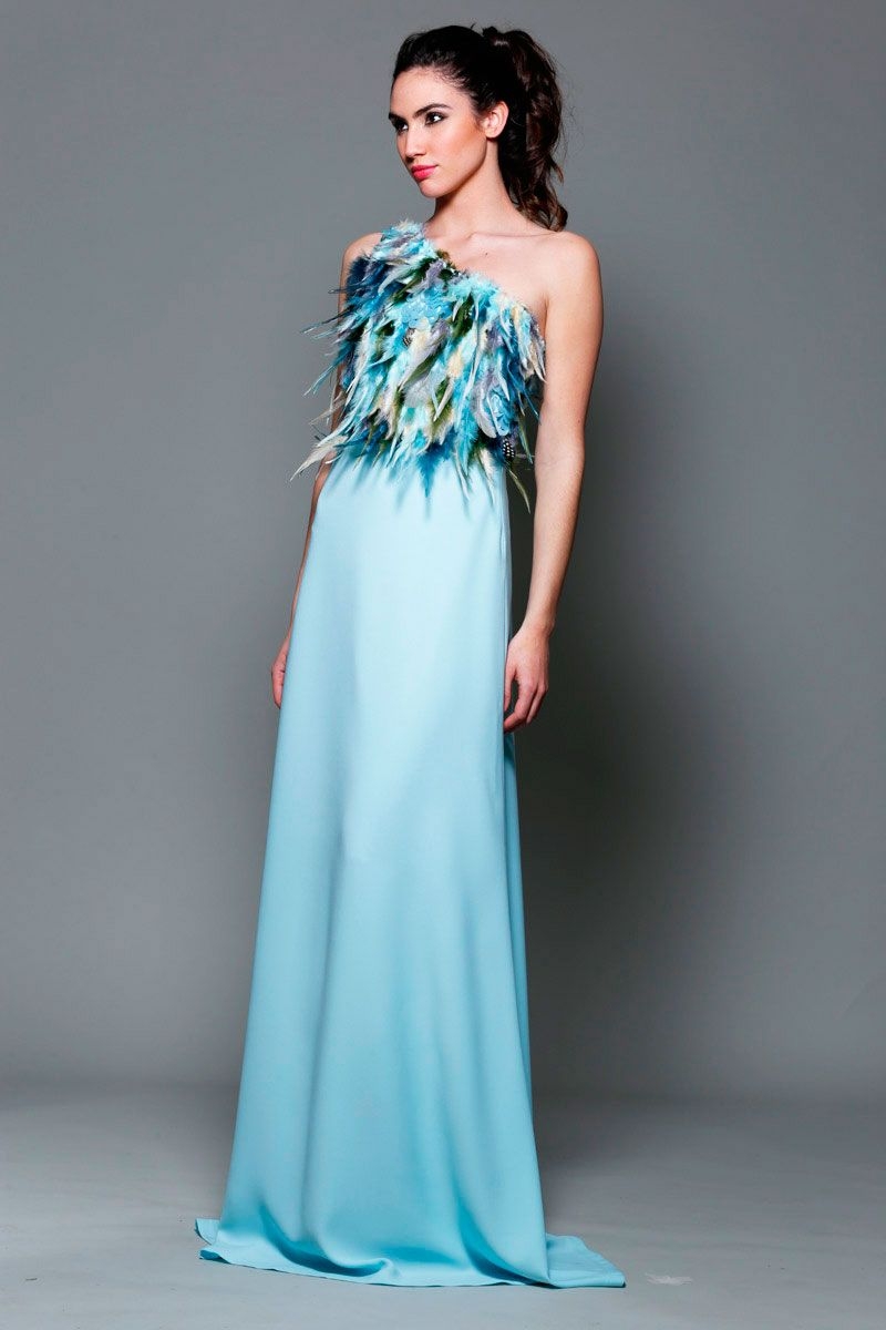 comprar online vestido de fiesta largo azul claro con cuerpo de plumas asimetrico para invitadas boda evento coctel graduacion de primavera verano en apparentia