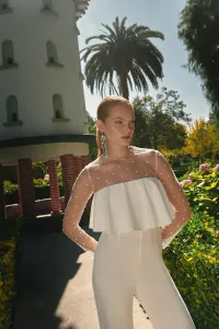 mono blanco de novia con cuerpo plumetti