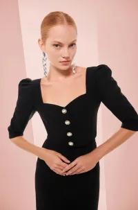 top corto negro escote corazon y botones joya
