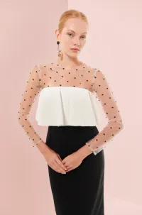 vestido midi blanco y negro con cuerpo plumetti