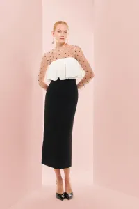 vestido midi blanco y negro con cuerpo plumetti