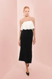 vestido midi blanco y negro con cuerpo plumetti