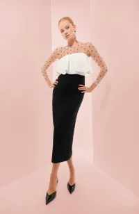 vestido midi blanco y negro con cuerpo plumetti