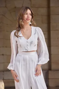 Top en gasa blanca con plumas bordadas con manga ablusonada