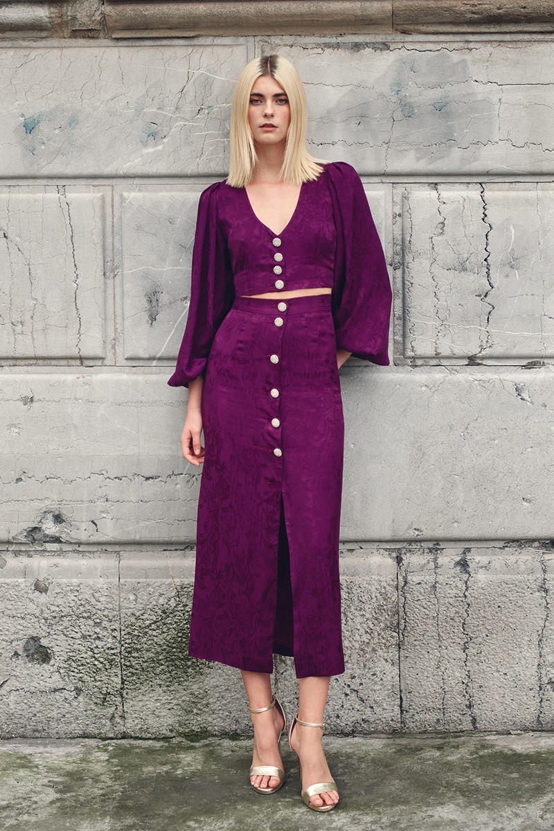 Falda midi morada con botones joya para invitada invierno