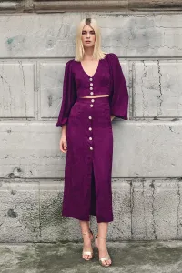 Falda midi morada con botones joya para invitada invierno