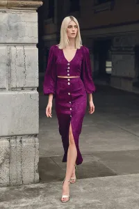 Falda midi morada con botones joya para invitada invierno