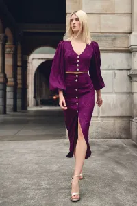 Falda midi morada con botones joya para invitada invierno