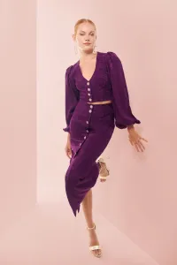 top morado con escote en pico boton joya y manga ablusonada