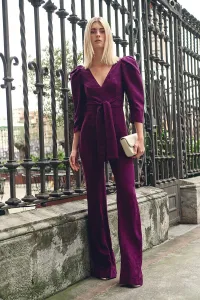 Mono de fiesta morado con manga abullonada y lazada para invitadas