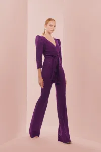 Mono de fiesta morado con manga abullonada y lazada para invitadas