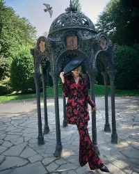 Pantalon palazzo de jacquard brocado negro con flores para invitada