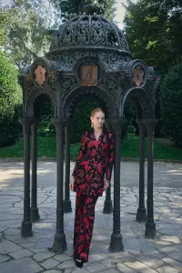 Pantalon palazzo de jacquard brocado negro con flores para invitada