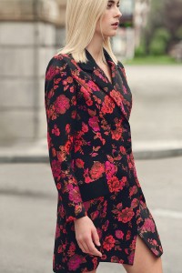 Vestido esmoquin brocado negro con estampado de flores