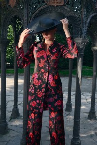 Vestido esmoquin brocado negro con estampado de flores