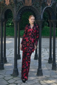 Vestido esmoquin brocado negro con estampado de flores
