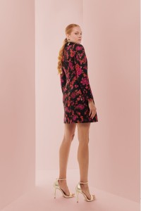 Vestido esmoquin brocado negro con estampado de flores