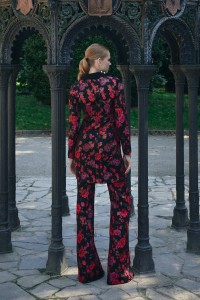 Vestido esmoquin brocado negro con estampado de flores