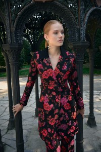 Vestido esmoquin brocado negro con estampado de flores