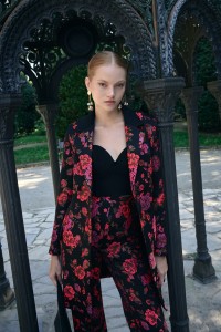 Vestido esmoquin brocado negro con estampado de flores